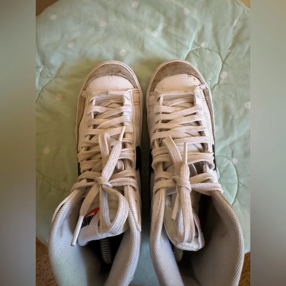 Nike Blazer Mid '77 Vintage sneakers in the white and black Big Kids size 4